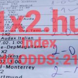 Közelről fotózott Tippmix szelvény, amelyen különféle mérkőzések és eredmények láthatók. Ha megbízható Tippmix tippek érdekelnek a sportfogadás világában, ez a kép motiváló lehet több ötlet megszerzésére.