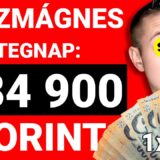 Egy mosolygó ember látható, aki forintokat tart a kezében, mögötte piros háttér és pénzes jelek. A kép a sikeres sportfogadást, megbízható Tippmix tippek eredményességét sugallja. Ideális azoknak, akik valódi sport