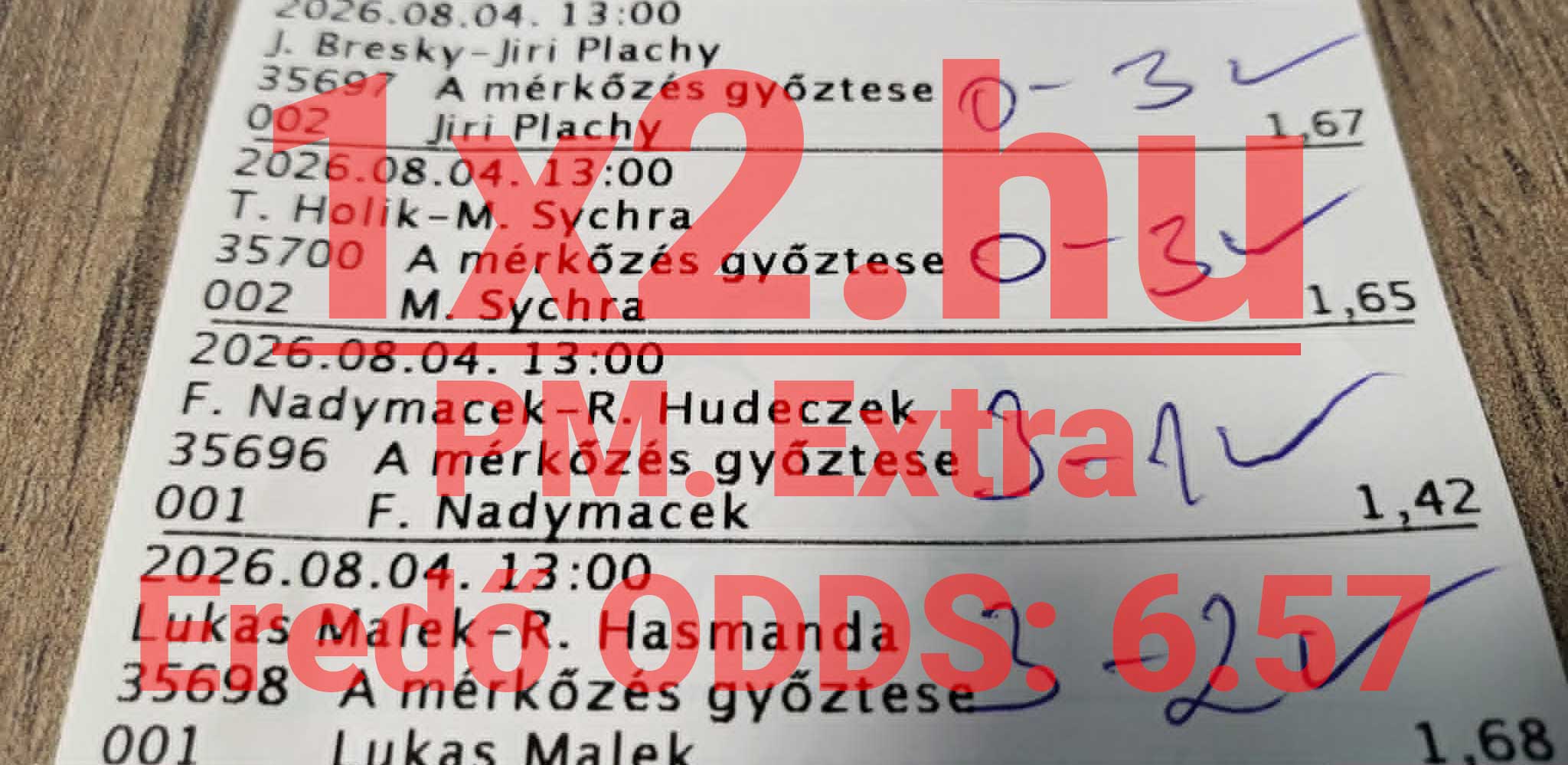 Sikeres sportfogadási szelvény kézzel írt eredményekkel és pipával megerősített nyertes tippekkel.