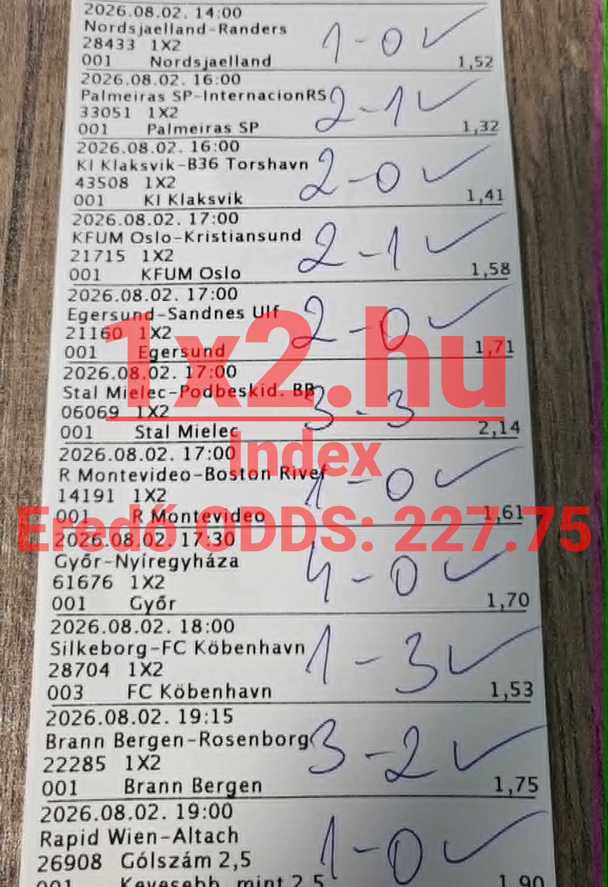 Nyertes sporteredményeket tartalmazó fogadási szelvény kézzel írt végeredményekkel és pipákkal, 227,75-ös eredő oddsszal.