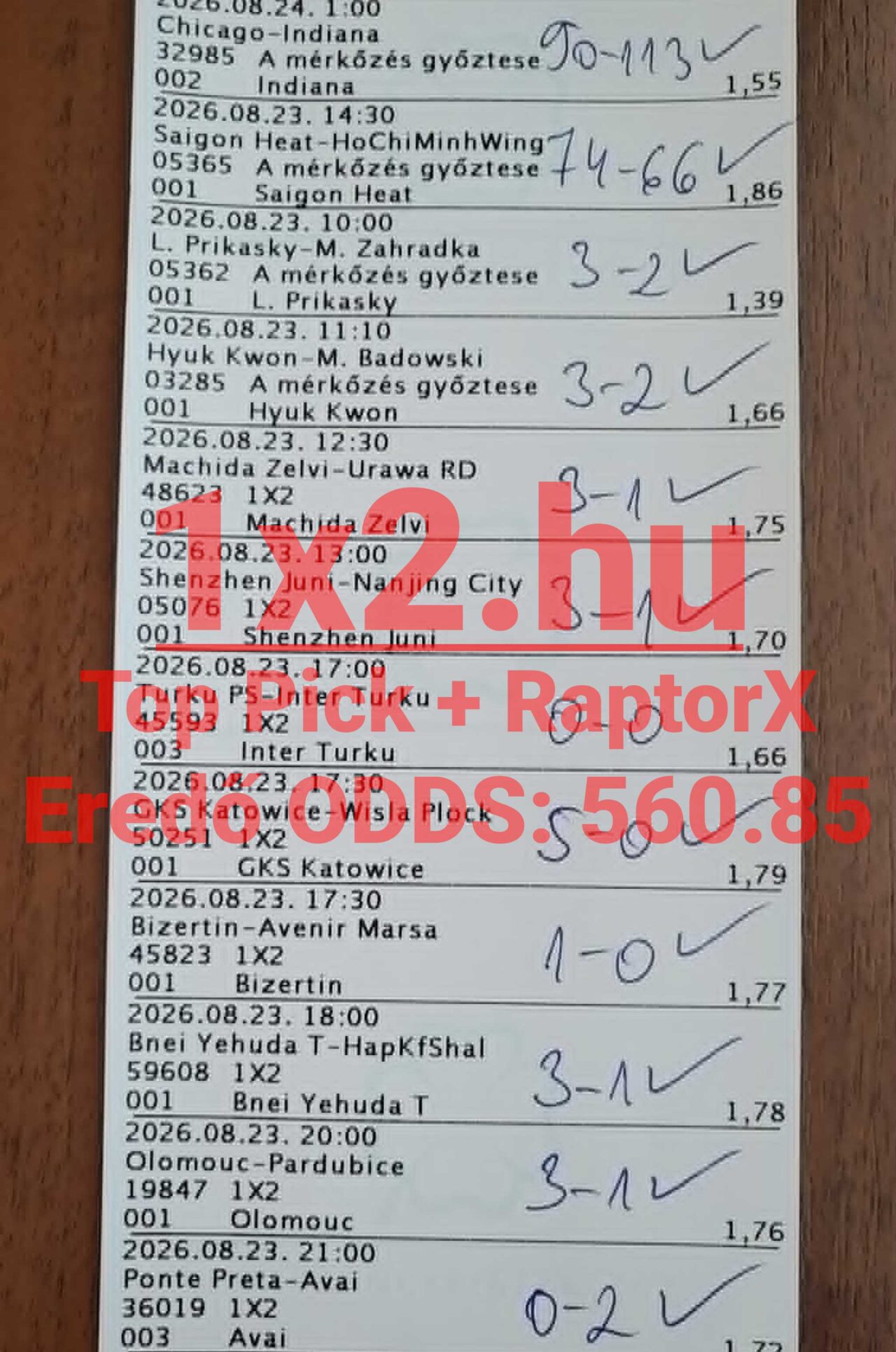 Nyertes sportfogadási papírszelvény pipákkal és kézzel írt eredményekkel, az 1X2.hu 560,85-ös eredő oddsával.