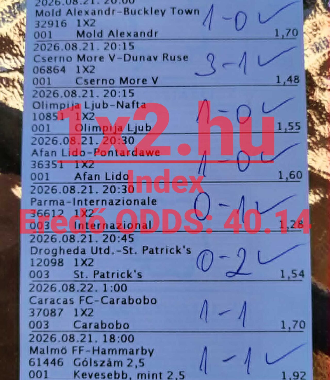 Nyomtatott és kézzel kipipált sportfogadási szelvény, amelyen futballmérkőzések sikeres kimenetele és 40,14-es eredő odds látható.