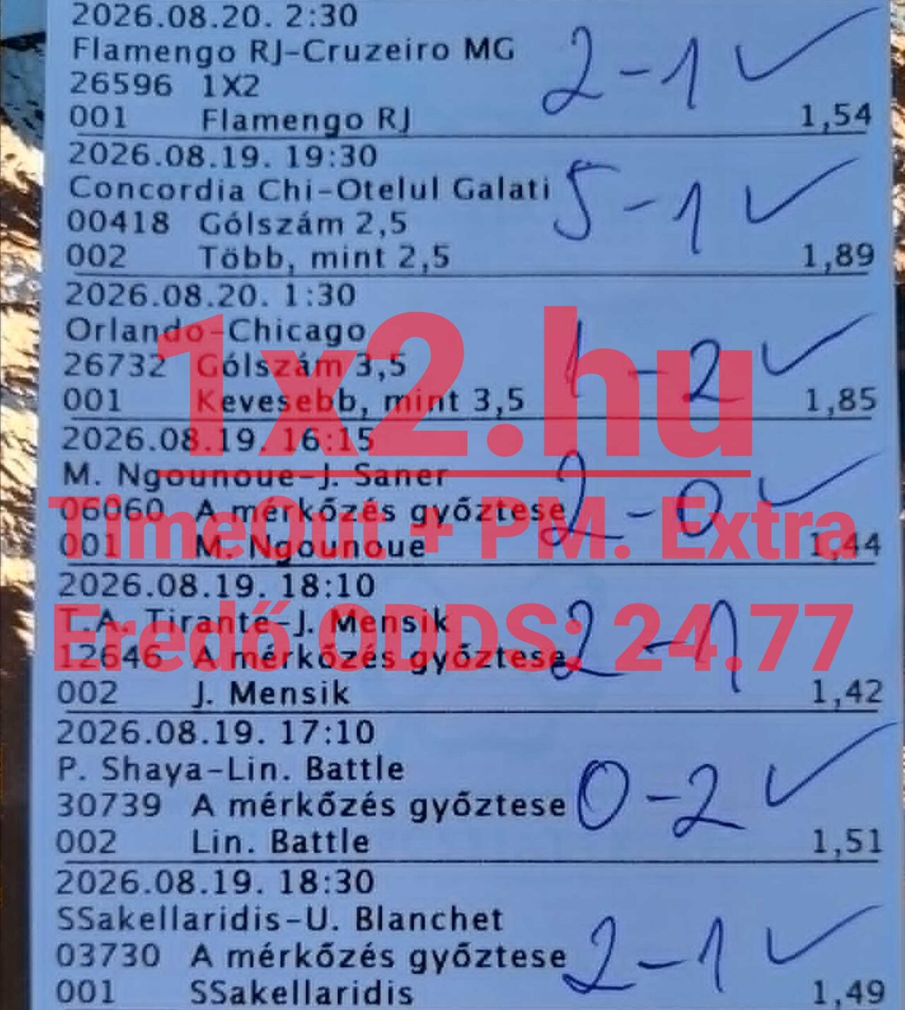 KĂ©zzel beĂrt vĂ©geredmĂ©nyekkel Ă©s pipĂĄkkal ellĂĄtott, sikeres nyertes Tippmix sportfogadĂĄsi szelvĂ©ny a 1x2.hu feliratĂĄval.