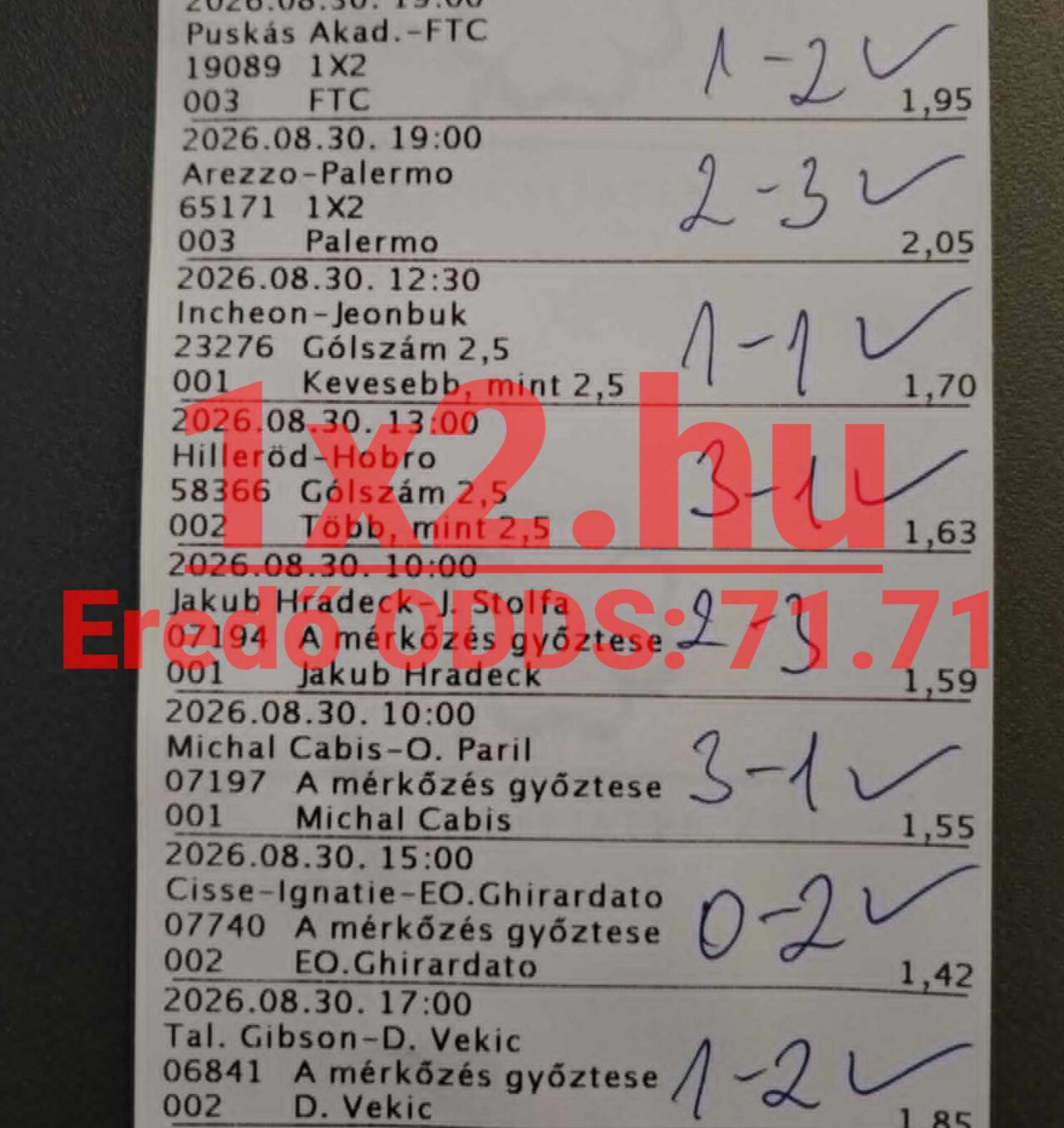 Nyomtatott sportfogadĂĄsi szelvĂ©ny kĂ©zzel Ărt nyertes eredmĂ©nyekkel Ă©s pipĂĄkkal, 273,71-es eredĆ szorzĂłval.