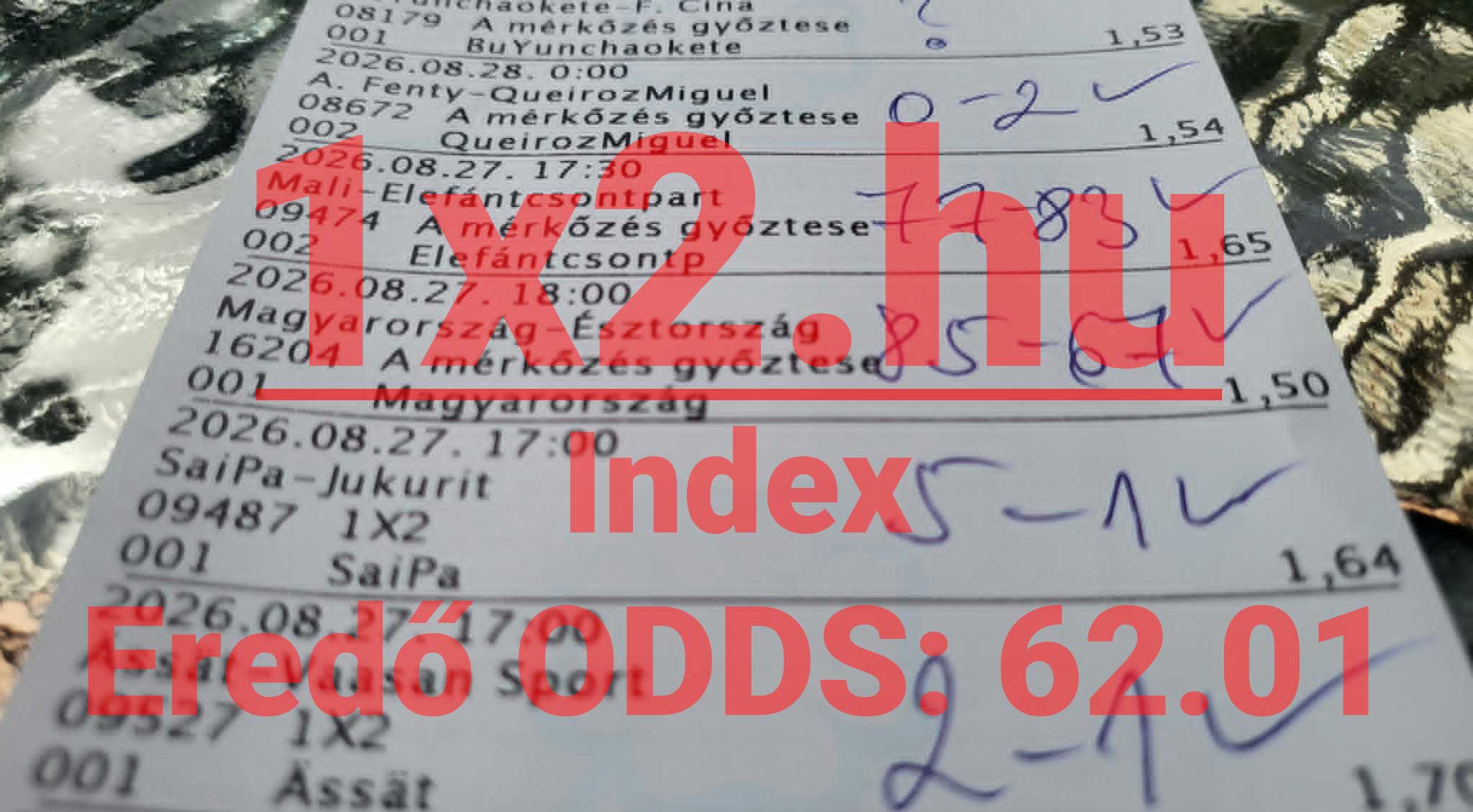 Kinyomtatott sportfogadási szelvény kézzel ráírt nyertes eredményekkel, pipákkal és 62,01-es eredő oddsszal.