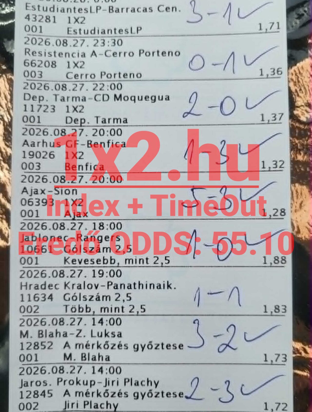 Nyertes sportfogadási szelvény kézzel írt végeredményekkel, pipákkal és 55,10-es eredő oddsszal.