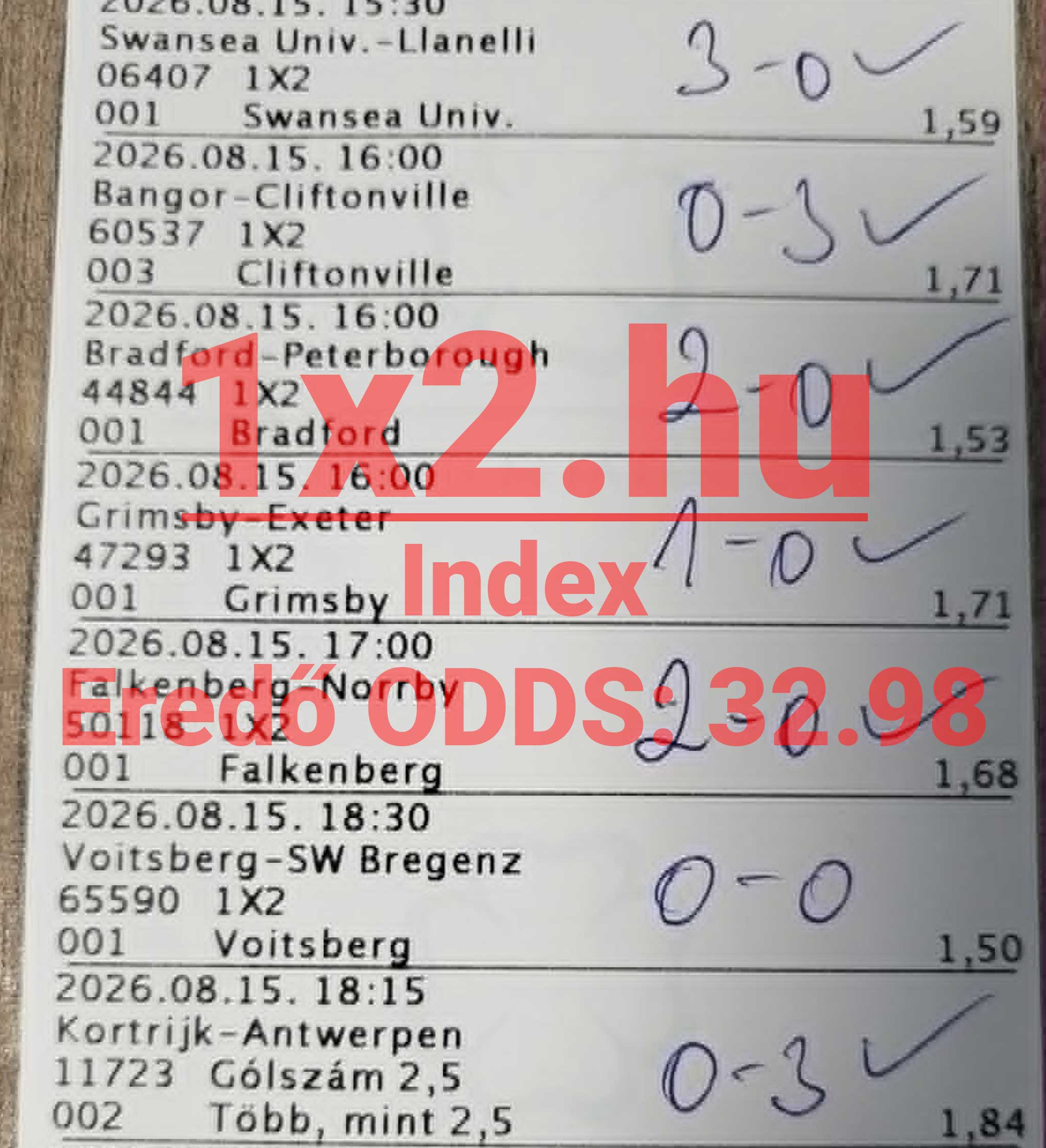 Nyertes sportfogadási szelvény kézzel írt végeredményekkel, zöld pipákkal és piros 1x2.hu vízjellel.