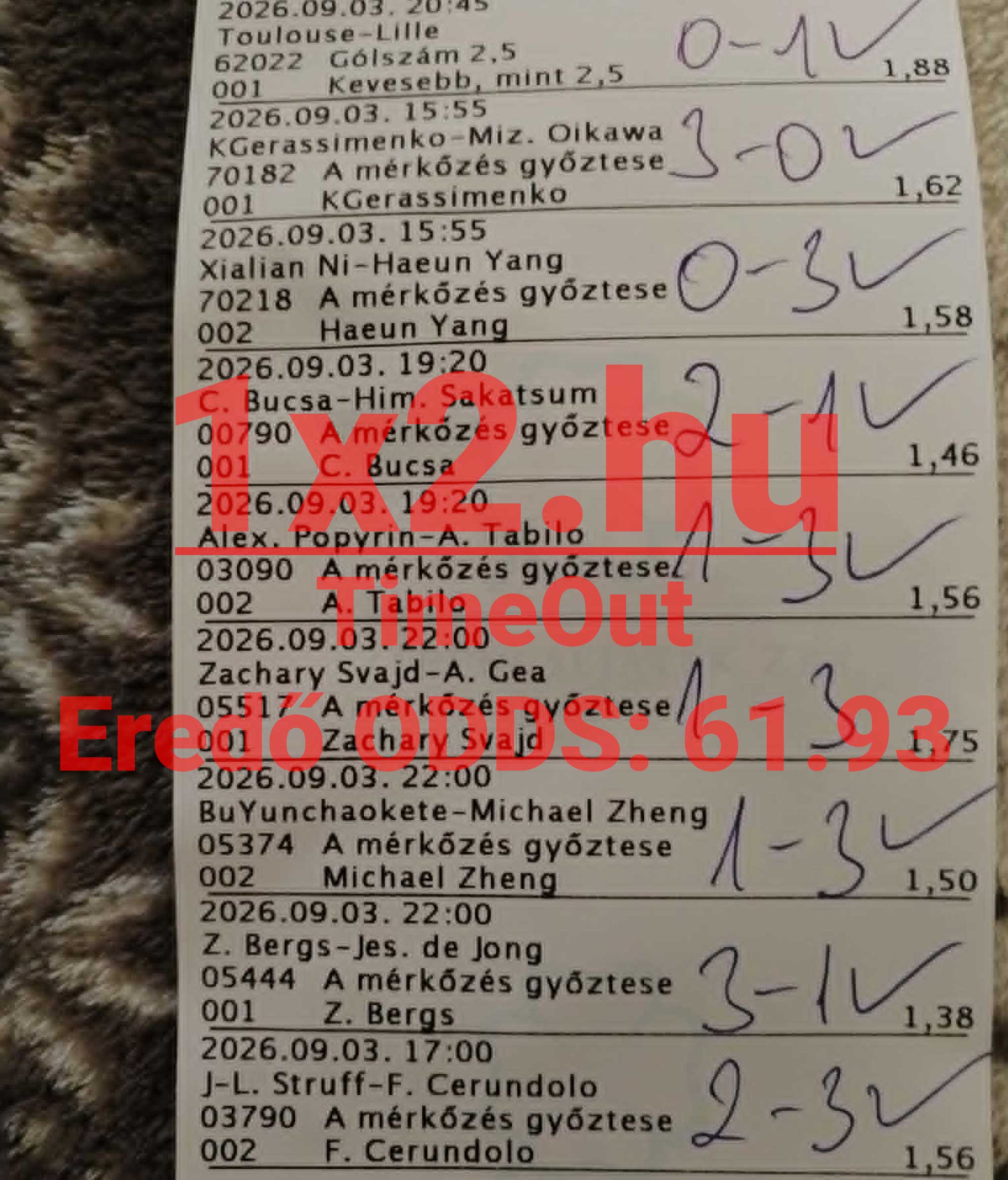 Nyomtatott sportfogadási szelvény kézzel beírt mérkőzéseredményekkel és a nyertes tippeket igazoló pipákkal.