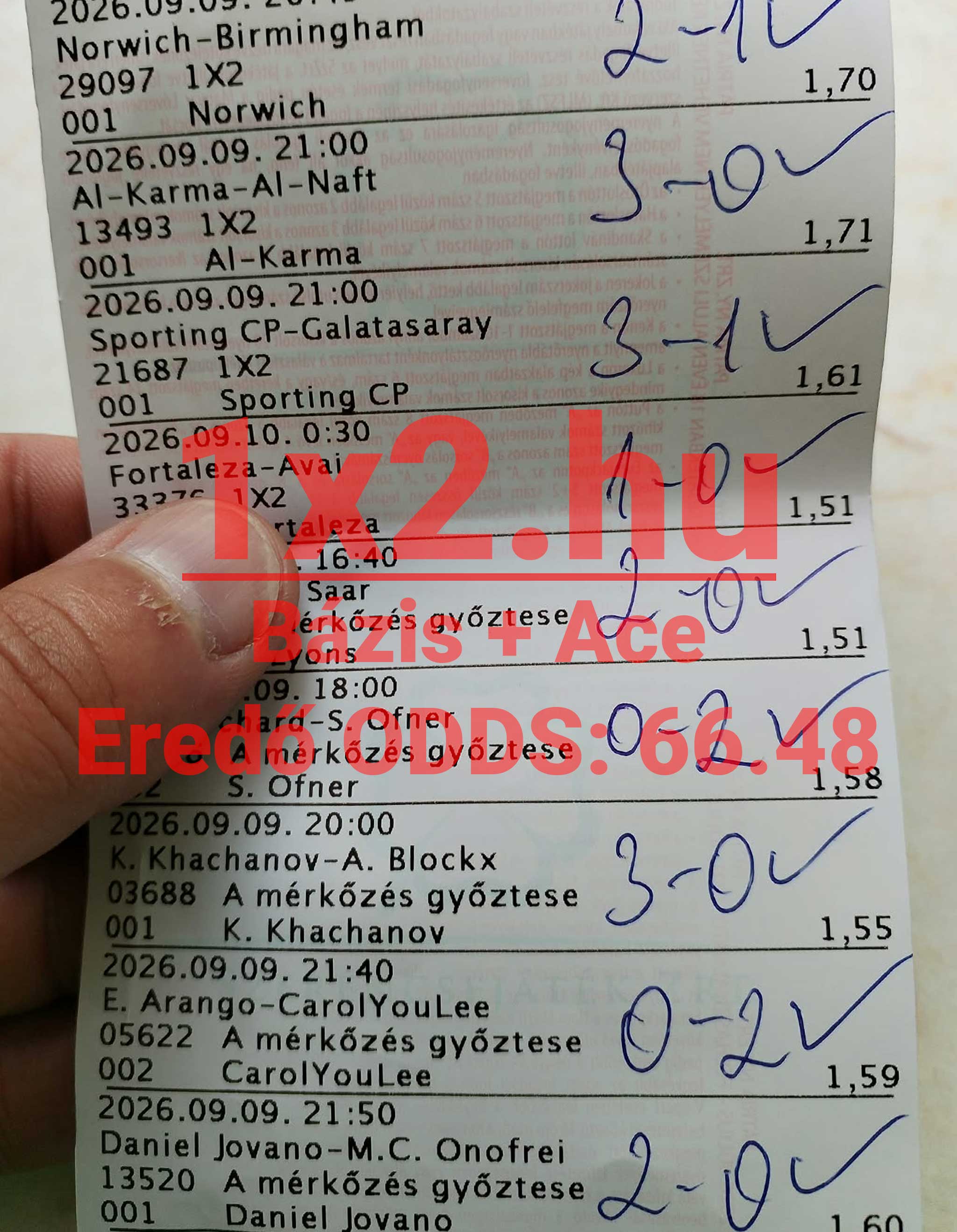 Kézben tartott, kézzel ellenőrzött nyertes sportfogadási szelvény pontos meccseredményekkel és zöld pipákkal.