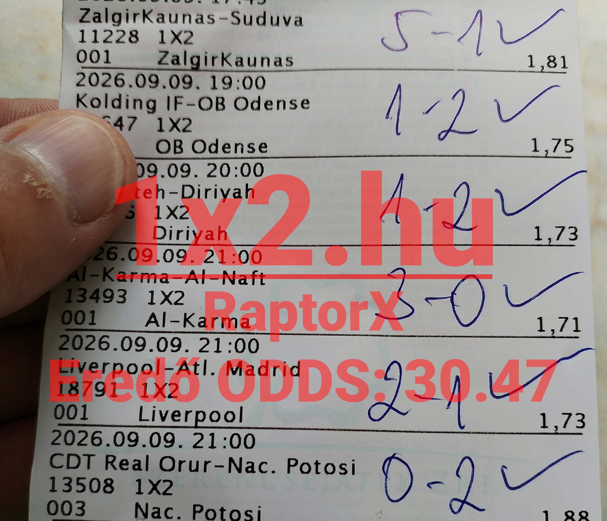 Sikeres kimenetelű sportfogadási szelvény kézzel írt mérkőzéseredményekkel és zöld pipákkal felülbélyegezve.