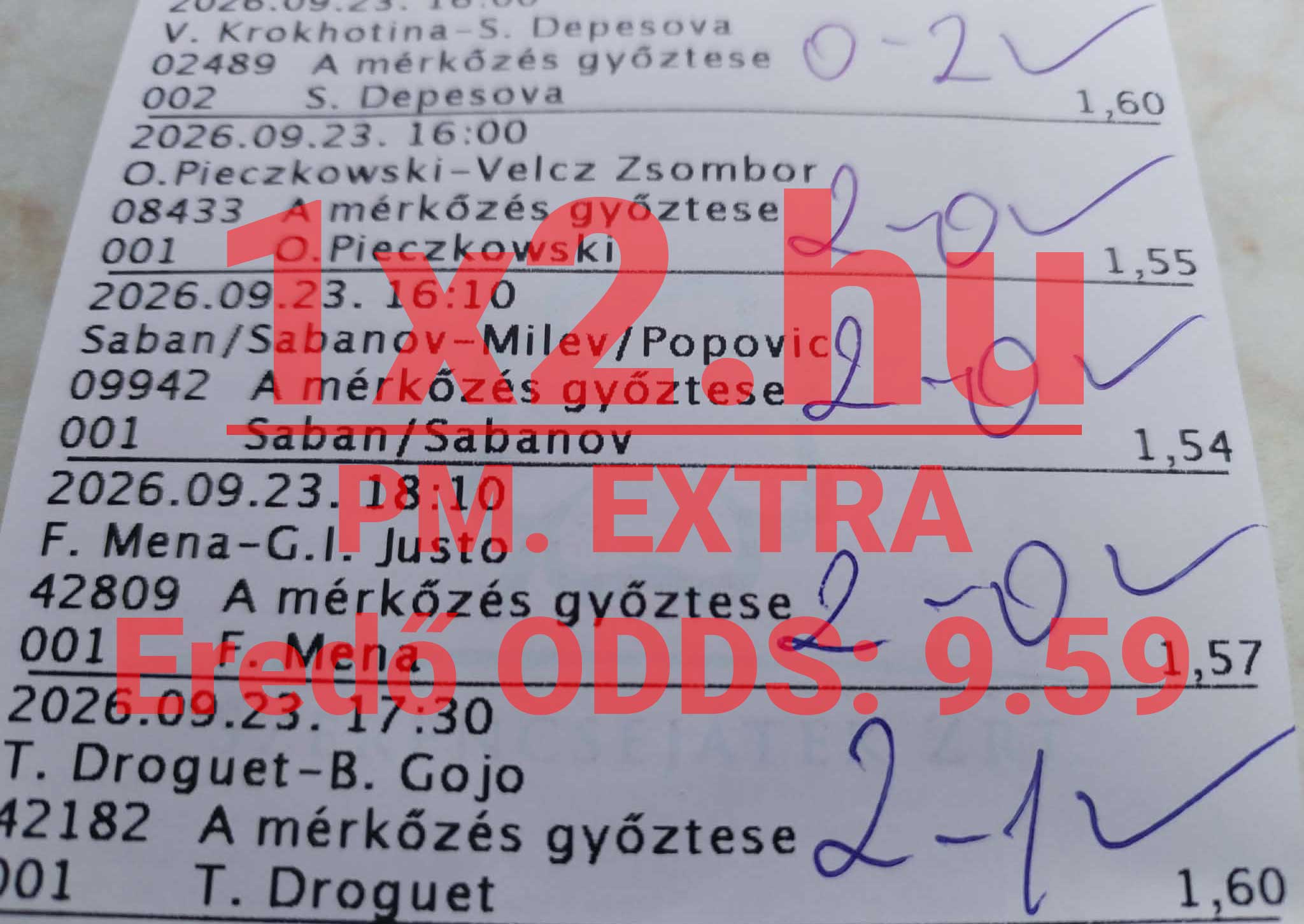 Nyomtatott fogadási szelvény teniszmérkőzések tippjeivel és kézzel beírt eredményeivel. A papíron a 1x2.hu felirat és 9.59-es eredő odds szerepel.