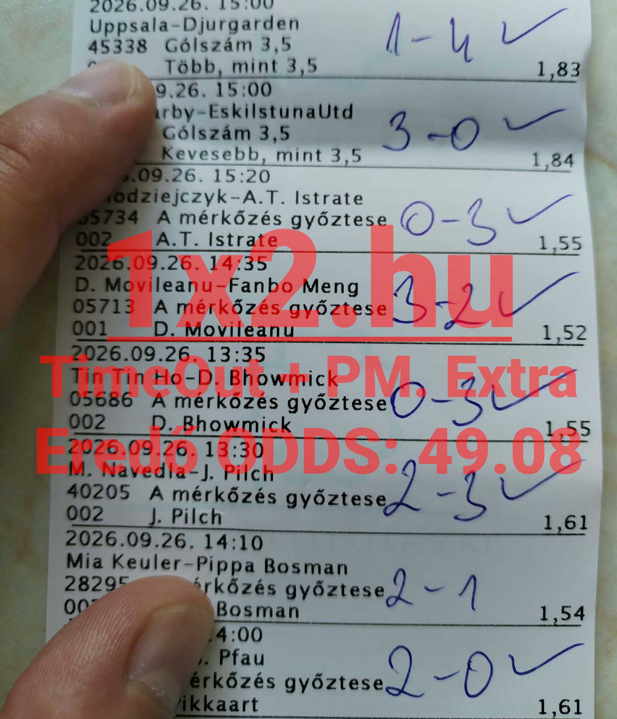 Kézzel írt eredményekkel és jelölésekkel ellátott nyomtatott sportfogadási szelvény, 49,08-as eredő oddsszal.
