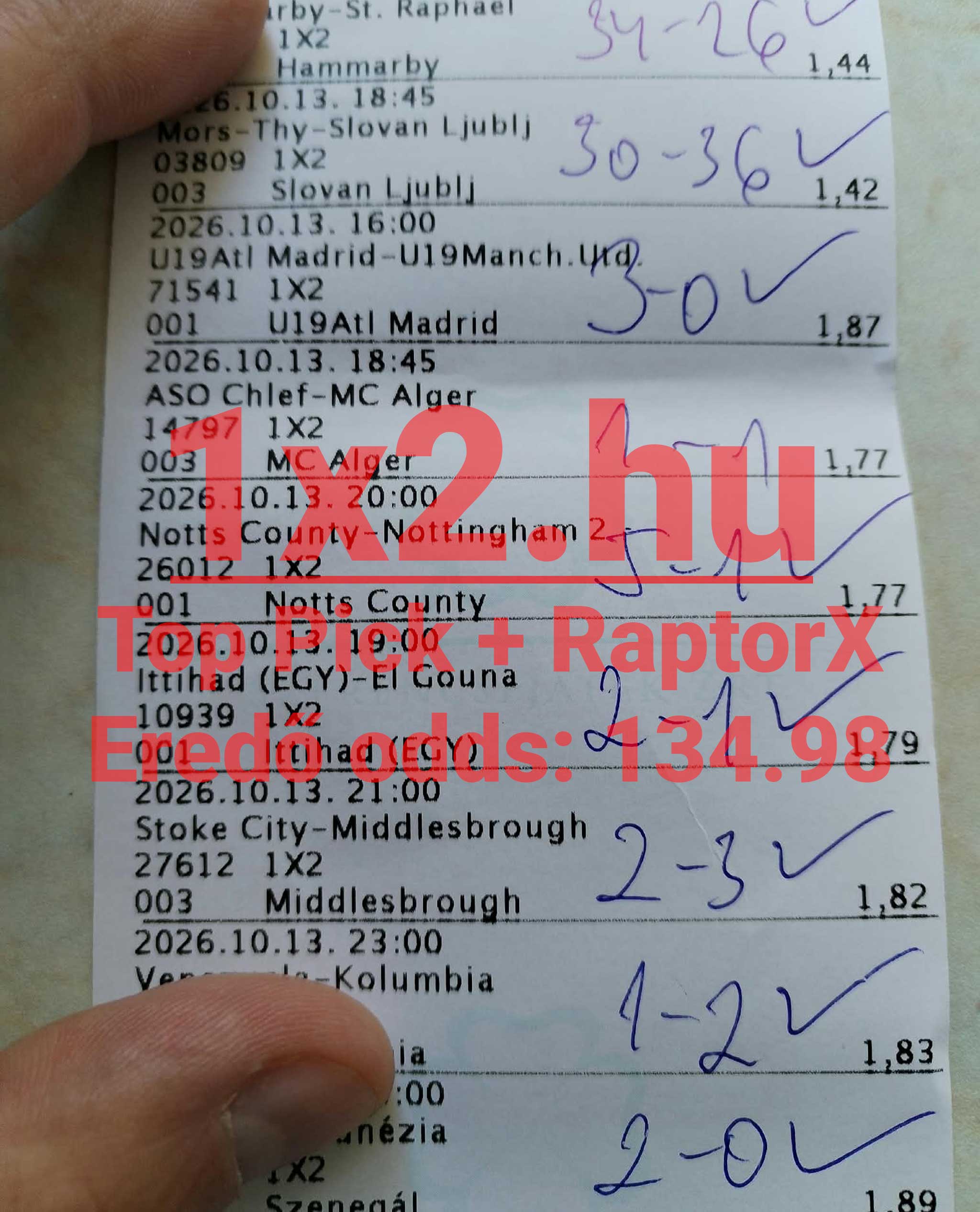 Nyomtatott fogadószelvény kézzel írt mérkőzéseredményekkel, pipákkal és 134.98-as eredő oddsszal.