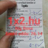 Egy kézben tartott TippMix sportfogadási szelvény, kézzel ráírt mérkőzéseredményekkel és ellenőrző pipákkal.