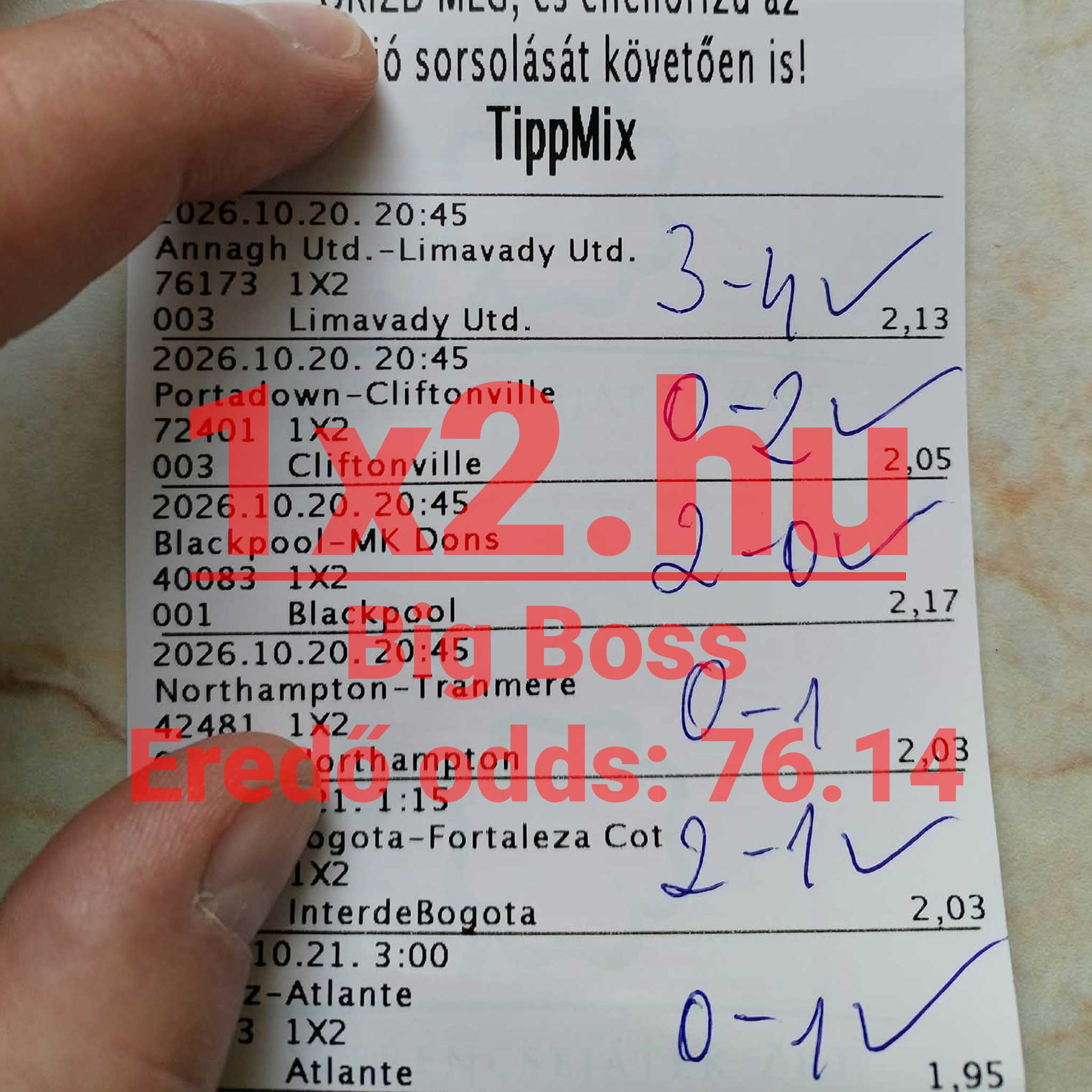Egy kézben tartott TippMix sportfogadási szelvény, kézzel ráírt mérkőzéseredményekkel és ellenőrző pipákkal.