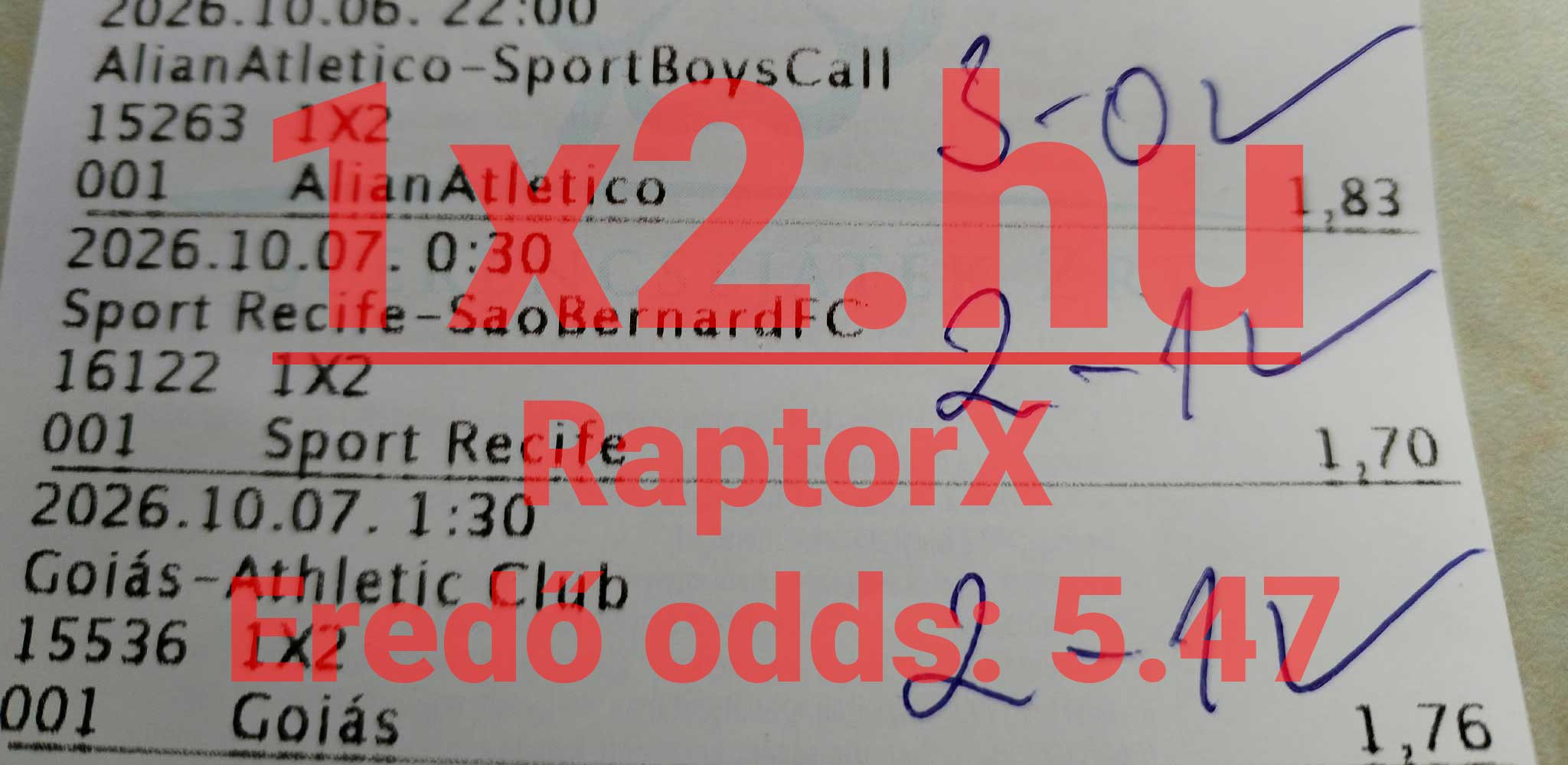 Kinyomtatott sportfogadás szelvény három labdarúgó-mérkőzés tippjeivel, szorzóival és kézzel írt eredményeivel.