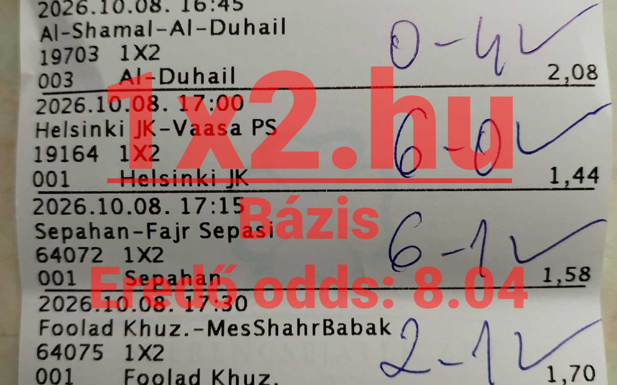 Kinyomtatott labdarúgás fogadási szelvény négy meccsel, kézzel írt végeredményekkel és 1x2.hu vízjellel.