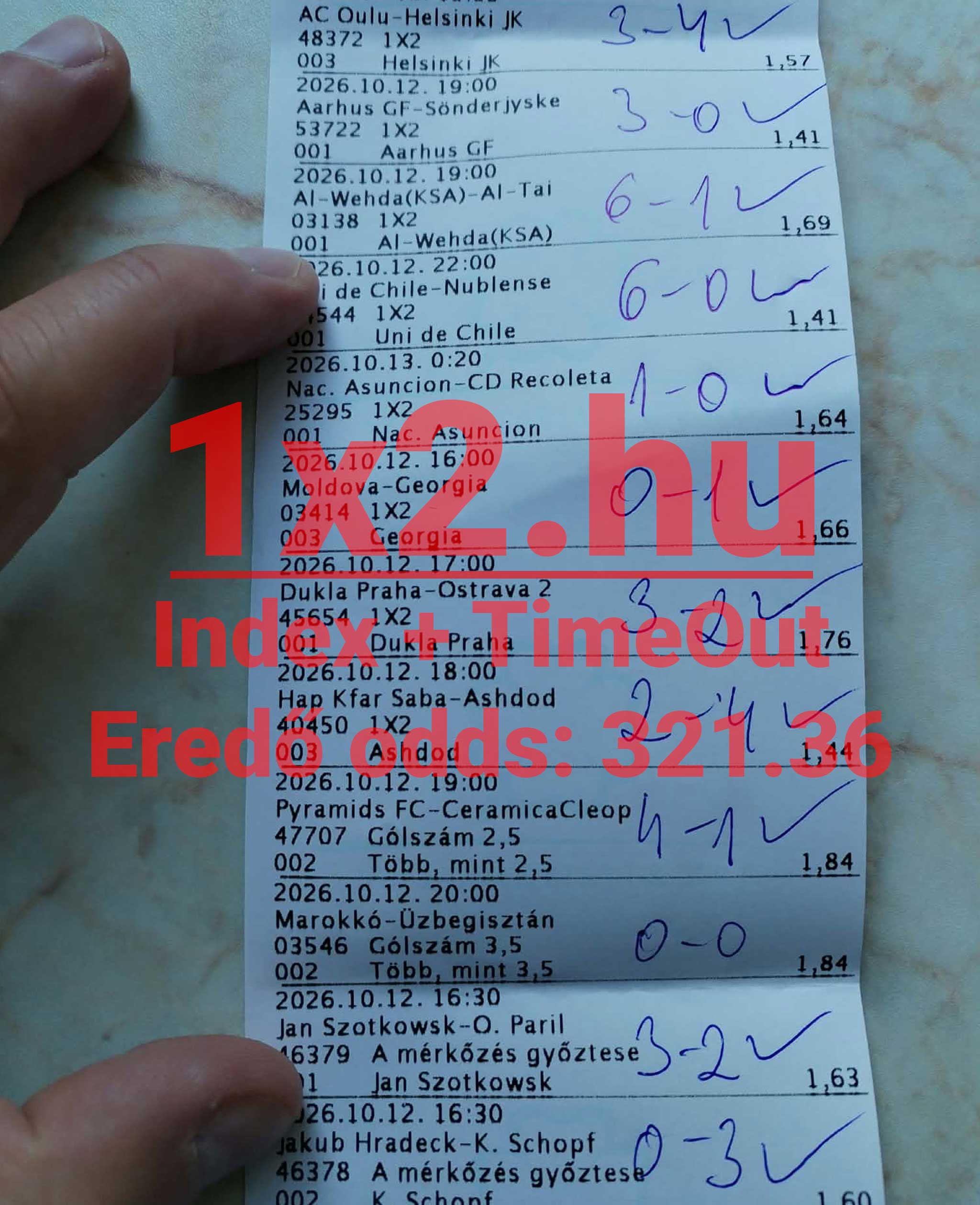 Kézzel felírt eredményekkel ellátott nyomtatott sportfogadási szelvény piros 1x2.hu vízjellel.