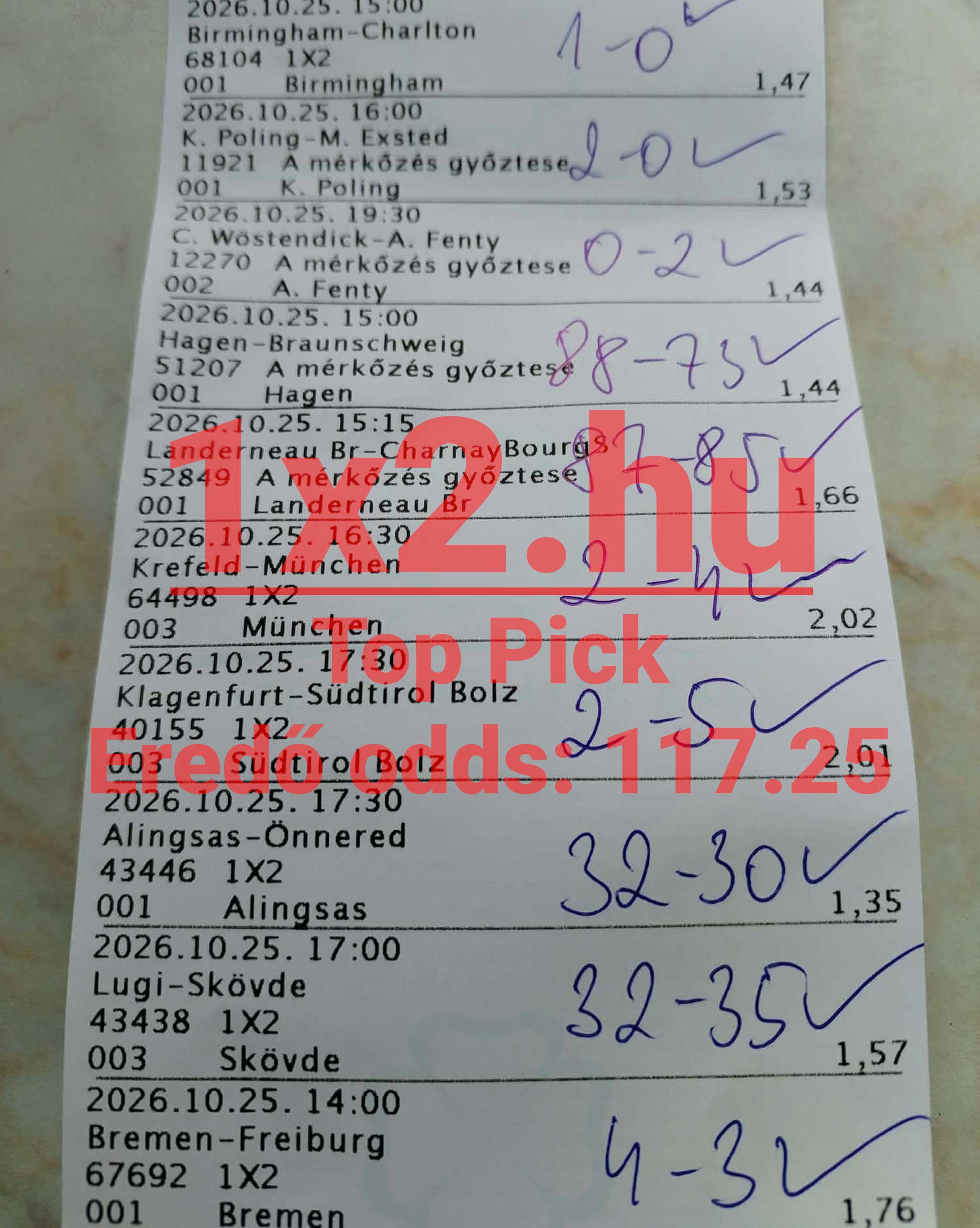 Kinyomtatott sportfogadási szelvény kézzel írt eredménylistával és 117,25-ös eredő oddsszal.